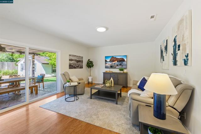 2172 La Salle Dr, Walnut Creek CA: https://media.crmls.org/mediaz/34fd5d8a-1df5-4d60-bf5a-3b9fb2c3888c.jpg