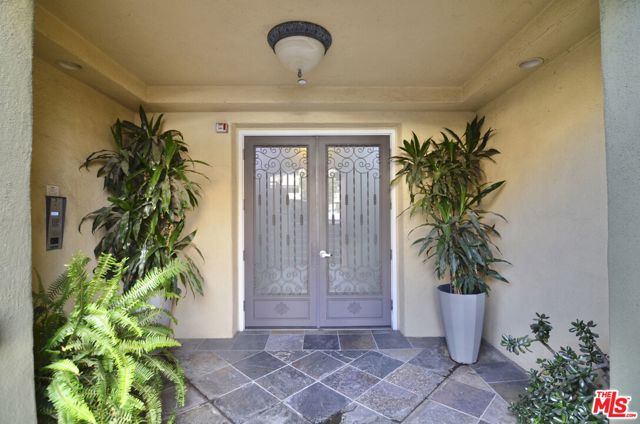 5703 Laurel Canyon Boulevard, Valley Village CA: https://media.crmls.org/mediaz/34fdd35d-1b53-494c-9243-6fc103c96fc3.jpg