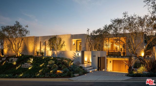 1039 Wallace, Beverly Hills CA: https://media.crmls.org/mediaz/34fdf1d7-6c04-4b39-8a67-21422140f09a.jpg