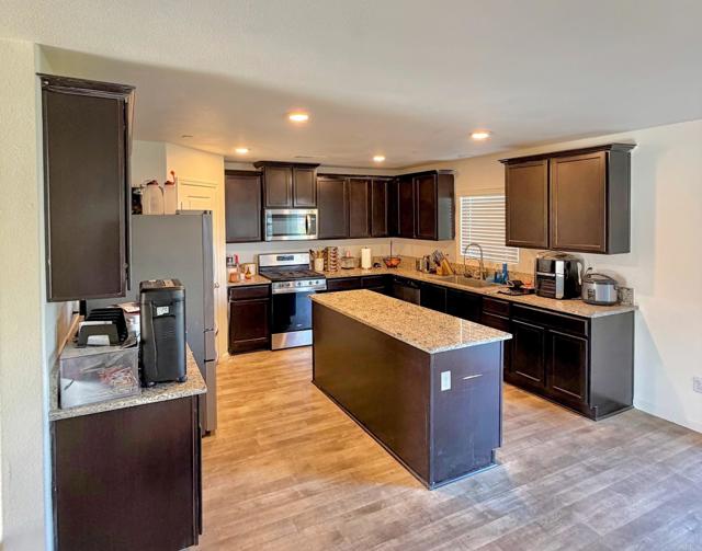 Detail Gallery Image 2 of 8 For 3637 N Mccaffrey Ave, Fresno,  CA 93722 - 4 Beds | 3 Baths