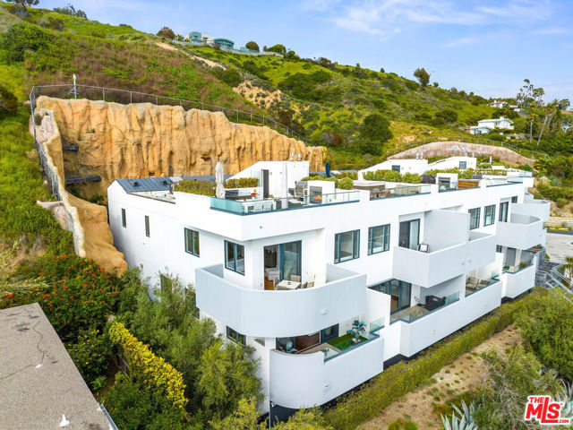 22065 Pacific Coast Highway, Malibu CA: https://media.crmls.org/mediaz/34ff8547-3ac4-4889-96de-389ef6375456.jpg