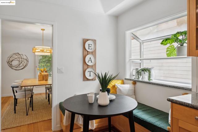 6141 Broadway Ter, Oakland CA: https://media.crmls.org/mediaz/34ffc5d0-5560-4d13-8fd6-9c995bc9773c.jpg