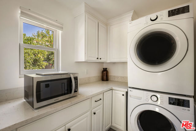 1471 Hill Drive, Los Angeles CA: https://media.crmls.org/mediaz/35000d37-6d6f-4515-a320-79390cabdc8a.jpg