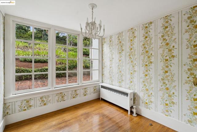 618 Boulevard Way, Piedmont CA: https://media.crmls.org/mediaz/35009e5a-1435-4a3e-9116-b48e8303e3ac.jpg