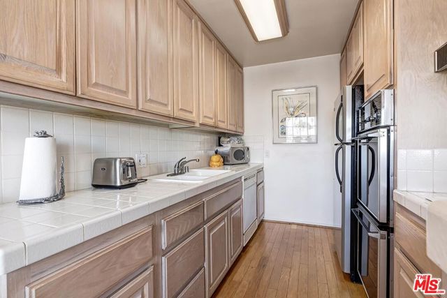 4140 Warner, Toluca Lake CA: https://media.crmls.org/mediaz/3501edec-18ca-48a9-b515-c6b4acb24fb1.jpg