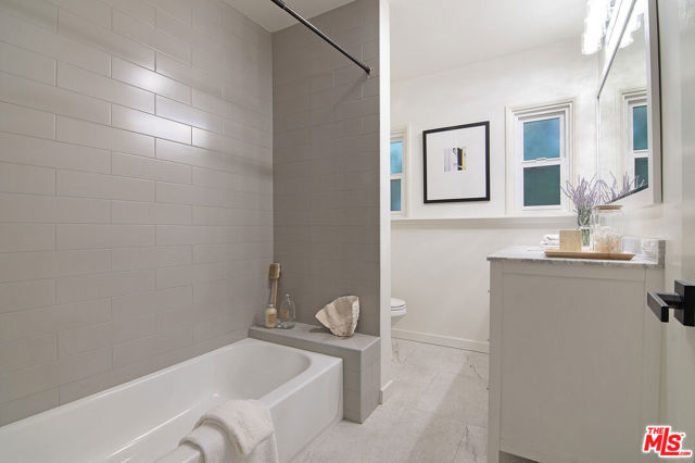 565 N Arden Boulevard, Los Angeles CA: https://media.crmls.org/mediaz/35022b75-e1f3-48c2-9dda-91858691bb06.jpg