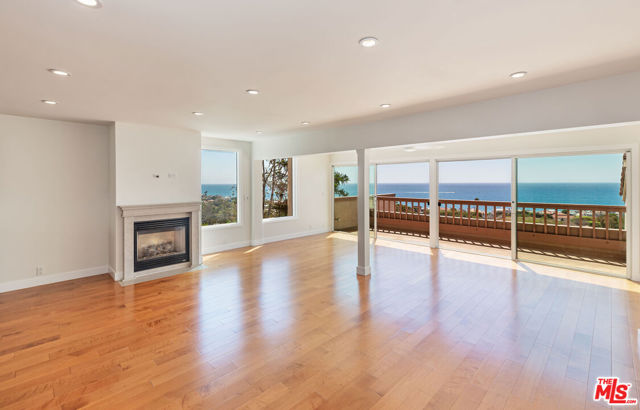 23914 De Ville Way, Malibu CA: https://media.crmls.org/mediaz/35025acc-2355-42b0-8b4e-303df134ce7d.jpg
