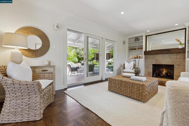 51 Ivy Dr, Orinda CA: https://media.crmls.org/mediaz/35030062-0e02-40c7-8150-901f15ef7908.jpg