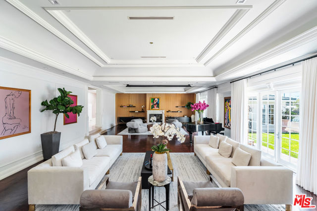 727 N Alta Drive, Beverly Hills CA: https://media.crmls.org/mediaz/350376b5-4c2a-4082-9a3b-d7acc22fcc9c.jpg