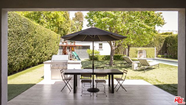 204 S Plymouth Boulevard, Los Angeles CA: https://media.crmls.org/mediaz/35048333-51ff-43bd-961b-7333e9bccd63.jpg