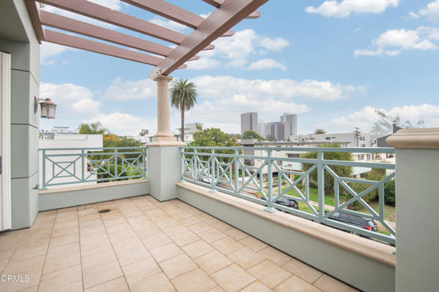 Detail Gallery Image 8 of 45 For 11961 Darlington Ave #3,  Los Angeles,  CA 90049 - 4 Beds | 3 Baths