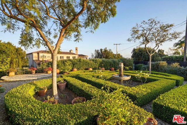 29549 Harvester Road, Malibu CA: https://media.crmls.org/mediaz/35055074-6827-4397-9fe8-bc83c68de4bb.jpg