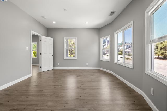 193 W Macarthur Blvd, Oakland CA: https://media.crmls.org/mediaz/3505dd18-f14a-43bf-a9ee-1fd9027d7701.jpg
