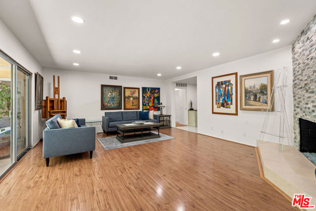 1109 Chantilly Road, Los Angeles CA: https://media.crmls.org/mediaz/35063fdf-06c8-492d-ac04-86461bac9914.jpg