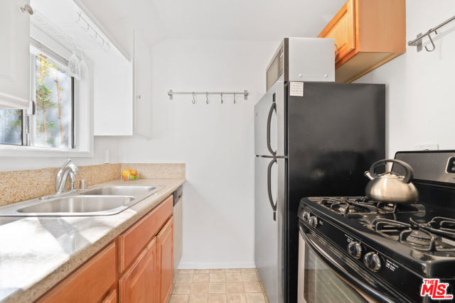 29 Brooks Avenue, Venice CA: https://media.crmls.org/mediaz/35081136-3eff-497e-8776-ff349da8007a.jpg