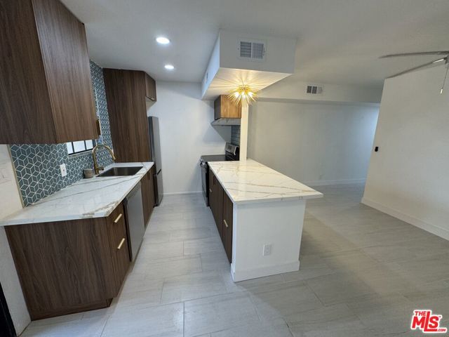 5300 E Waverly Drive, Palm Springs CA: https://media.crmls.org/mediaz/3509b25d-4167-42f1-a501-67e1ef5842e4.jpg