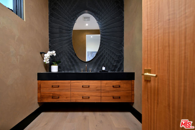 4544 Woodley Avenue, Encino CA: https://media.crmls.org/mediaz/3509d72b-0eb7-4e8a-8cfa-9e4097232fe0.jpg