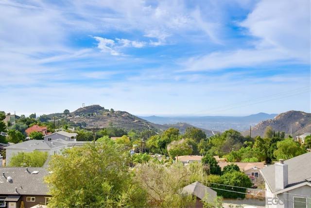 131 Scenic Dr, El Cajon CA: https://media.crmls.org/mediaz/3509e615-e0e6-437a-aab7-aa73b4ad0280.jpg