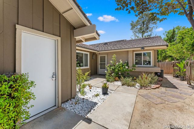 4309 Diegos CT, Fallbrook CA: https://media.crmls.org/mediaz/350a1e39-03af-46f4-8d3a-15539eed10b3.jpg