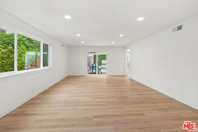 19555 Oxnard Street, Tarzana CA: https://media.crmls.org/mediaz/350a2691-3c10-4d44-adc5-ba0711b5948e.jpg