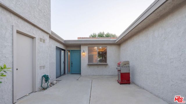 1931 Paseo Raqueta, Palm Springs CA: https://media.crmls.org/mediaz/350a8670-93cc-4caa-9d56-09bcbc686218.jpg
