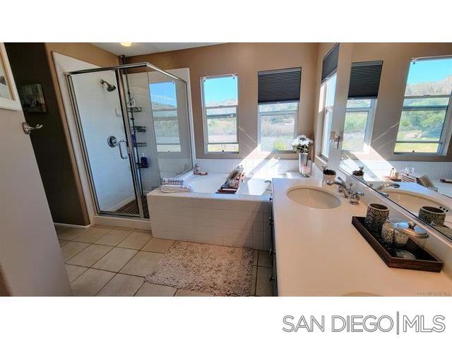 2476 Fallbrook Pl, Escondido CA: https://media.crmls.org/mediaz/350ba24a-ad34-4855-81fa-47d08c8f0fda.jpg