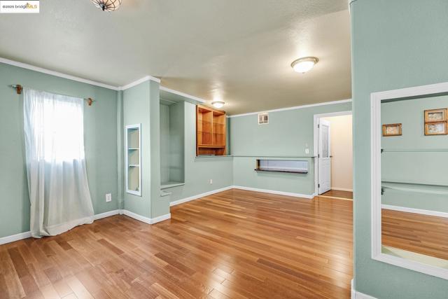 6933 Simson Street, Oakland CA: https://media.crmls.org/mediaz/350bc0fa-e53f-4dc7-b6b7-4a042b6917b0.jpg