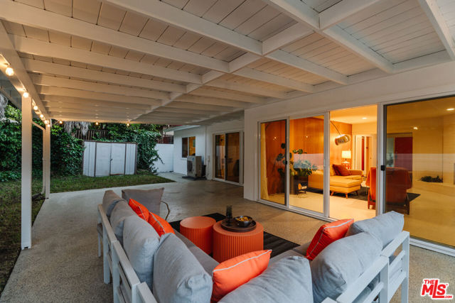 4220 Hillcrest Drive, Los Angeles CA: https://media.crmls.org/mediaz/350bc785-eff0-431a-96c2-7fe59d317e8e.jpg