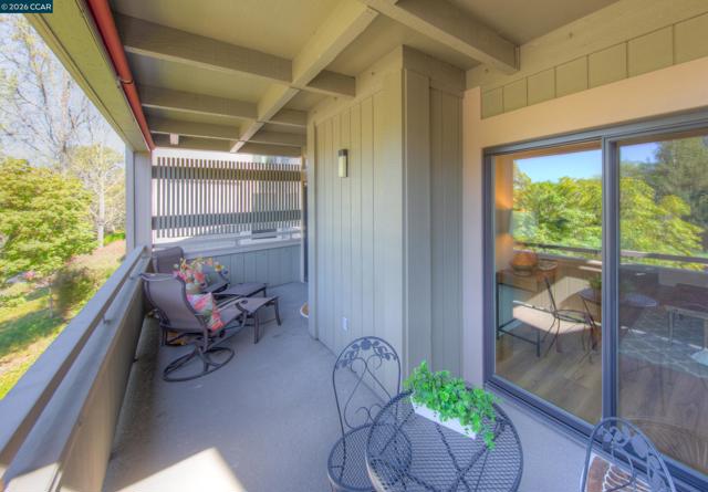 600 Terra California Dr, Walnut Creek CA: https://media.crmls.org/mediaz/350e3598-b17e-4255-aad5-5d5980c0c527.jpg