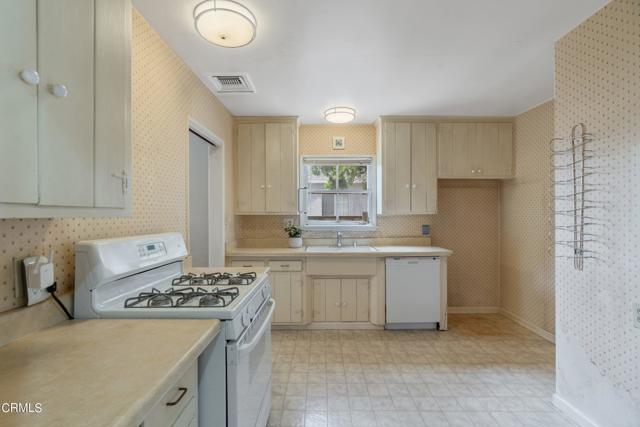 Detail Gallery Image 35 of 44 For 7454 Tyrone Ave, Van Nuys,  CA 91405 - 3 Beds | 1/1 Baths