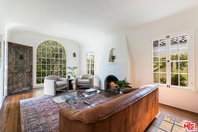 7361 Oakwood Avenue, Los Angeles CA: https://media.crmls.org/mediaz/350e9ef8-58ac-4a83-8cfa-10d0878826d6.jpg