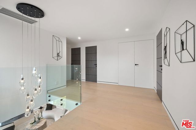 3290 N Knoll Drive, Los Angeles CA: https://media.crmls.org/mediaz/350ea803-4450-4952-83f9-a3e99cccd834.jpg
