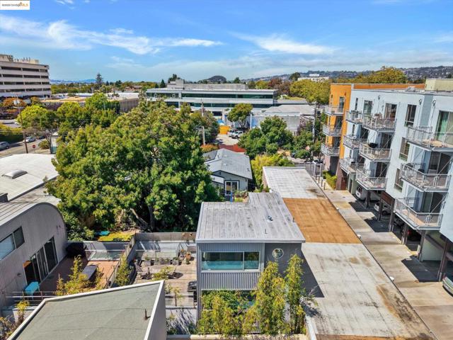 2709 10th St, Berkeley CA: https://media.crmls.org/mediaz/350ec360-1375-40a7-8966-d554218cd869.jpg