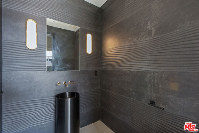 908 Rosecrans Avenue, Manhattan Beach CA: https://media.crmls.org/mediaz/35105b81-b72e-4c69-84c7-38f66e7fc82d.jpg