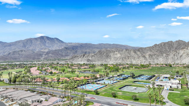 80208 Whisper Rock Way, La Quinta CA: https://media.crmls.org/mediaz/35119d76-bcfb-4c6a-9152-c25f6ce2c620.jpg