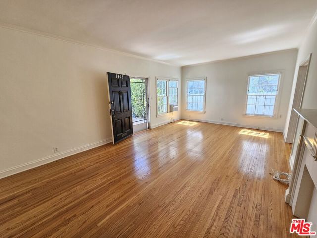 441 1/2 S Palm Drive, Beverly Hills CA: https://media.crmls.org/mediaz/35124815-8035-4896-b001-207f195124bf.jpg