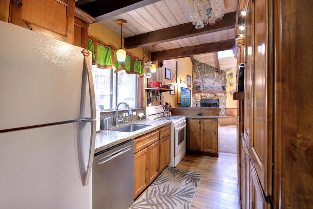 735 Santa Barbara Avenue, Sugarloaf CA: https://media.crmls.org/mediaz/35141c5f-0282-4b5f-811f-f0493996e92c.jpg