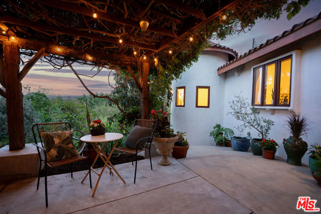 4559 E Rose Hill Drive, Los Angeles CA: https://media.crmls.org/mediaz/35154a9a-fd78-4267-a72d-d78fdb163e99.jpg