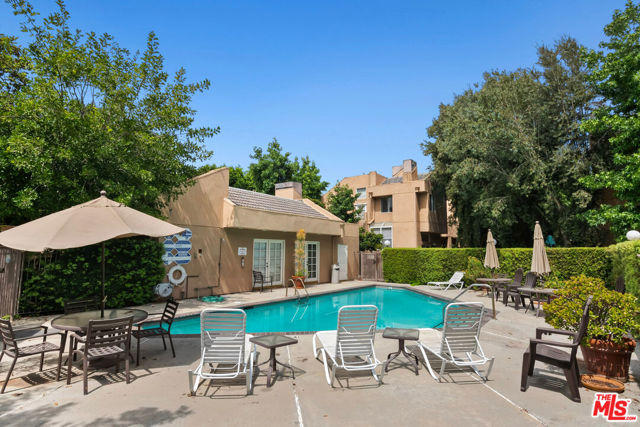18730 Hatteras Street, Tarzana CA: https://media.crmls.org/mediaz/3515da78-49b6-4c12-8210-819348b99ff7.jpg