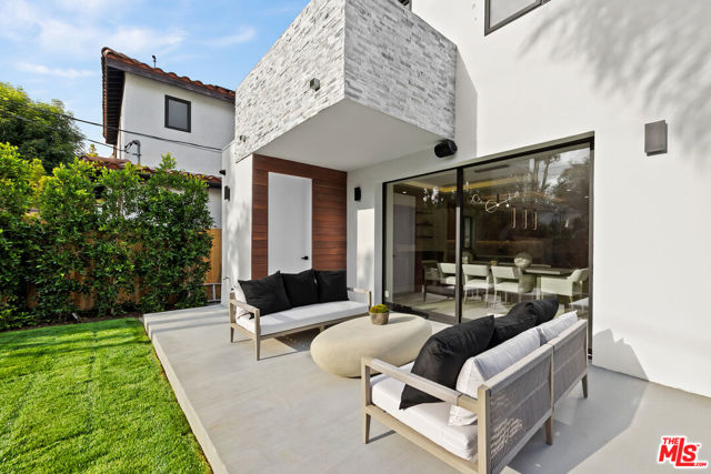 2631 Castle Heights Place, Los Angeles CA: https://media.crmls.org/mediaz/35160169-8692-4578-a37e-85e5705dace8.jpg