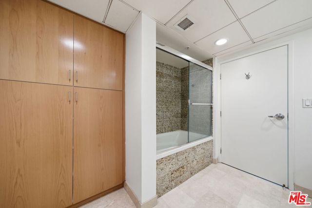 13700 Marina Pointe Drive, Marina del Rey CA: https://media.crmls.org/mediaz/35162006-f88a-4812-bc80-0a78a642a38f.jpg