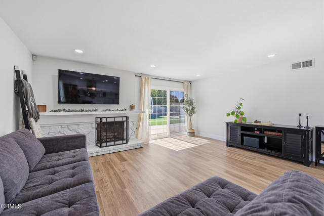 Detail Gallery Image 5 of 42 For 2104 Dunnigan St, Camarillo,  CA 93010 - 4 Beds | 2 Baths