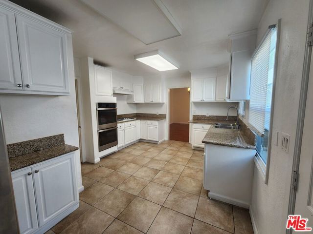 328 S Oakhurst Drive, Beverly Hills CA: https://media.crmls.org/mediaz/3518a8bf-e29f-4499-8ba7-df17a5d8707a.jpg
