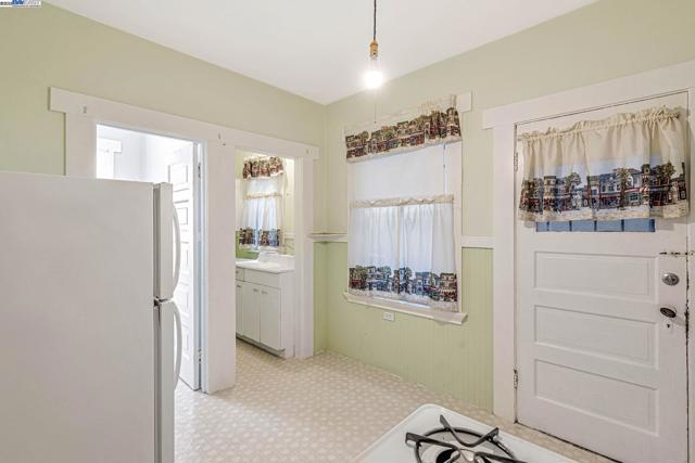 1540 16th Ave, Oakland CA: https://media.crmls.org/mediaz/3518ef03-2a1e-4aef-b7ac-24fea6a5753c.jpg
