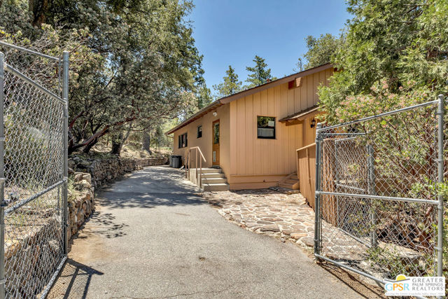 26540 Crestview Drive, Idyllwild CA: https://media.crmls.org/mediaz/351910aa-b6a6-47d7-ae8b-48feddfad76c.jpg