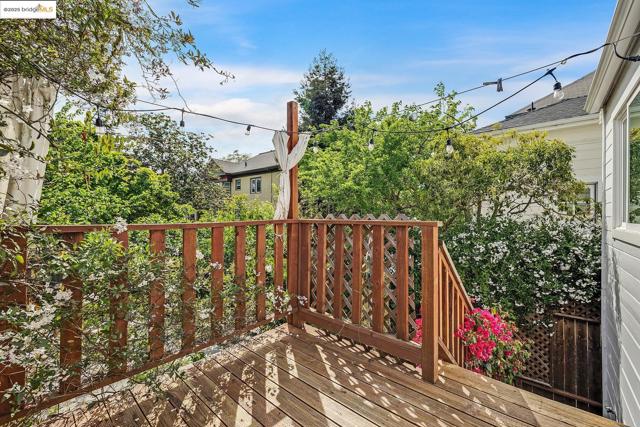 861 20Th St, Oakland CA: https://media.crmls.org/mediaz/3519e022-471c-4eb6-bf3f-e71bce6b8ca0.jpg