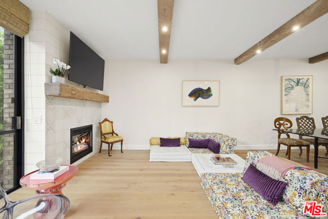 211 S Spalding Drive, Beverly Hills CA: https://media.crmls.org/mediaz/351a0619-98e7-467e-80b5-a2c5bf5ee2f4.jpg