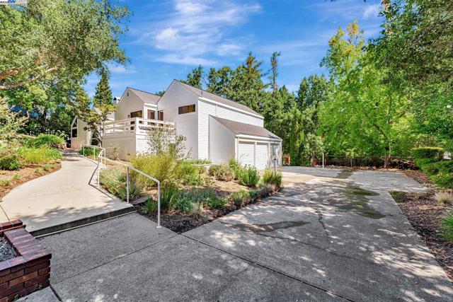 2394 Ironwood Pl, Alamo CA: https://media.crmls.org/mediaz/351a215b-cc82-4125-9b01-585c356ef514.jpg