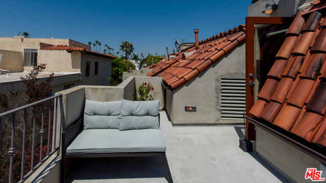 838 16th Street, Santa Monica CA: https://media.crmls.org/mediaz/351a9ffe-9ddf-439d-96f7-e52b3ef7d805.jpg