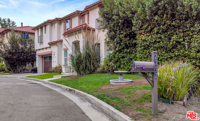 2752 Stone View Court, Los Angeles CA: https://media.crmls.org/mediaz/351c3616-17c9-4dd6-83b4-324f7da71913.jpg